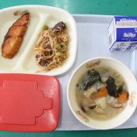 給食の前に消毒タイム！