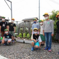 河合駅に環境委員会の子どもたちが花を植えました！