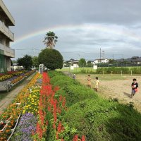 きれいな虹と花壇と子どもたちがコラボ！