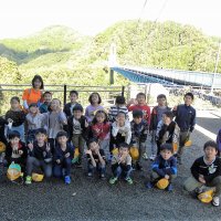 ３年生　遠足（竜神大吊橋，りんご園，ふれあい牧場，袋田の滝）