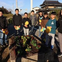 河合駅に環境委員会の子どもたちが花の苗を植えました！