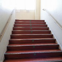 ９月１０日（土）教室棟の階段に「手すり」が増設されました