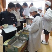 中学１年生、給食の様子です。