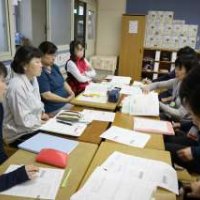 研究授業の指導案について話し合っています。