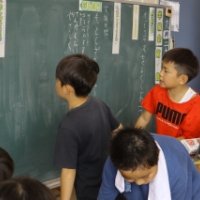 1 年生・４年生　学級会を開いています