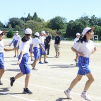 ６年生　リレーの練習をがんばっています。