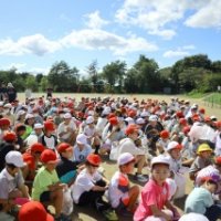 縦割り班で校庭の除草作業