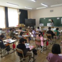 １、２年生の授業（1/8）の様子です