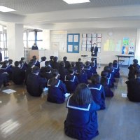 朝の全校朝会の様子