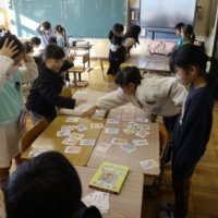 ２年生　みんなでカルタとりをしたよ