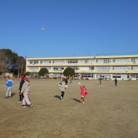 1年生　6年生とたこあげ、竹馬をしました。