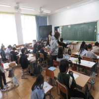 ３、４年生の授業（3/4）の様子です