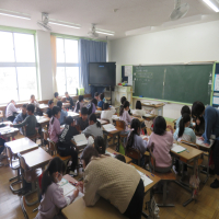 ３、４年生の授業（4/10）の様子です