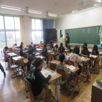 ３、４年生の授業（4/15）の様子です
