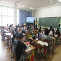 ３、４年生の授業（4/18）の様子です