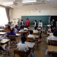 １０月１９日（月）６年生が下学年にコーチングがんばっています。