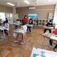 ６年生の皆さん，たったひとつの卒業アルバムができましたね！
