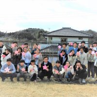 ２月２２日（火）６年生校長先生と記念写真　新入児童保護者説明会