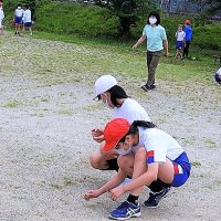 ６月２３日（木）トピックス（草を１０本抜こうキャンペーン・縦割り班活動・登校の様子・１年シャボン玉・５年外国語・６年音楽・２～４年給食）