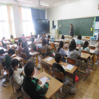 ３、４年生の授業（4/14）の様子です