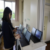 職員作業で、1年生のタブレットを整備しました
