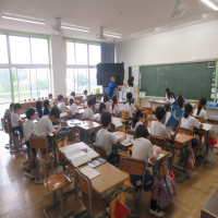 ３、4年生の授業（5/9）の様子です