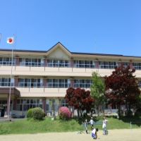 低学年も高学年も一緒に仲良く遊んでいます。