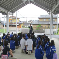 ３学年水泳学習にむけて出発
