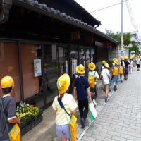 ２年生が町探検にでかけました。